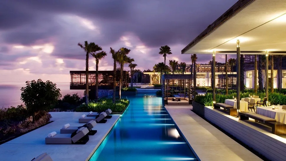 How to Buy and Sell Hotel Real Estate?